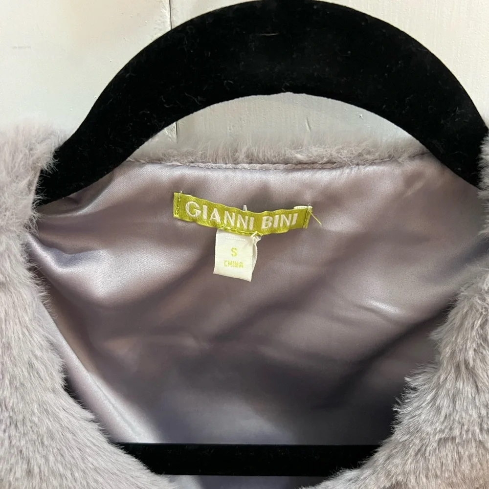 Gianni Bini faux fur cropped jacket size small. - Picture 2 of 3